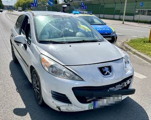 policjant z zatrzymanym, wynik narkotestu oraz pojazd sprawcy kolizji