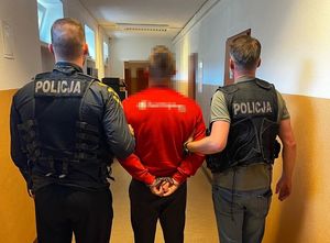 zatrzymany prowadzony przez policjantów i zabezpieczone narkotyki