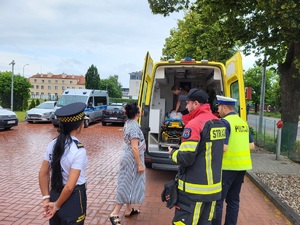 policjanci i strażacy podczas działań profilaktycznych
