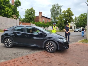policjanci i strażacy podczas działań profilaktycznych