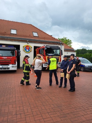 policjanci i strażacy podczas działań profilaktycznych