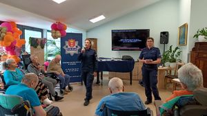 Policjanci rozmawiali z seniorami o bezpieczeństwie