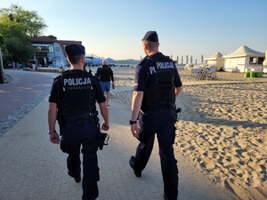 policjanci podczas patrolu rejonu plaży