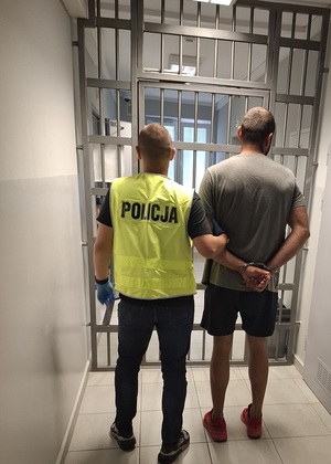 zatrzymany prowadzony przez policjanta