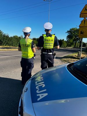 policjanci ruchu drogowego przy radiowozie