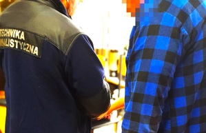 technik kryminalistyczny podczas czynności z zatrzymanym