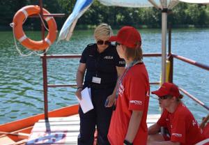 policjantka z ratownikami