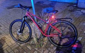 policjanci prowadzą do radiowozu poszukiwanych