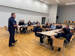 policjanci szkolą strażników miejskich