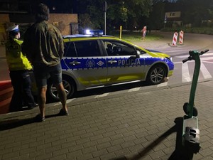 policjanci podczas kontroli huljnogistów