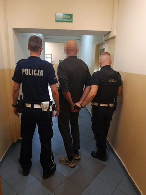 policjanci z zatrzymanym