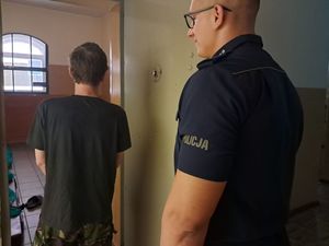 policjant z zatrzymanym