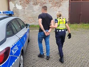 policjantka z zatrzymanym