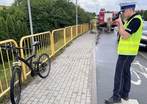 policjant po zatrzymaniu ni8etrzeźwego rowerzysty