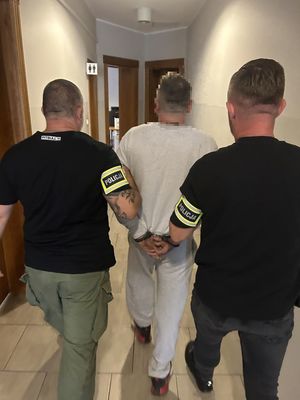 zatrzymani doprowadzani przez policjantów