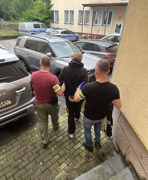 zatrzymani doprowadzani przez policjantów