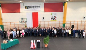 Powiatowe obchody Święta Policji w Kościerzynie – awanse, wyróżnienia i hołd poległym.