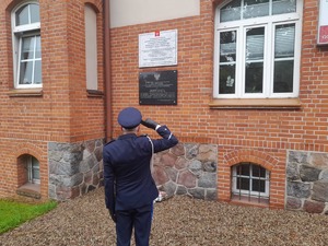 Powiatowe obchody Święta Policji w Kościerzynie – awanse, wyróżnienia i hołd poległym.