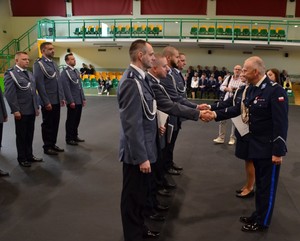 Powiatowe obchody Święta Policji w Kościerzynie – awanse, wyróżnienia i hołd poległym.