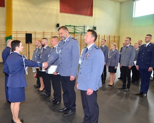 Powiatowe obchody Święta Policji w Kościerzynie – awanse, wyróżnienia i hołd poległym.