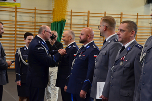 Powiatowe obchody Święta Policji w Kościerzynie – awanse, wyróżnienia i hołd poległym.