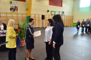 Powiatowe obchody Święta Policji w Kościerzynie – awanse, wyróżnienia i hołd poległym.