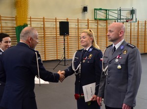 Powiatowe obchody Święta Policji w Kościerzynie – awanse, wyróżnienia i hołd poległym.