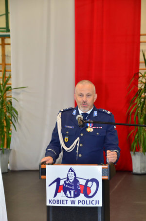 Powiatowe obchody Święta Policji w Kościerzynie – awanse, wyróżnienia i hołd poległym.