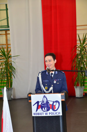 Powiatowe obchody Święta Policji w Kościerzynie – awanse, wyróżnienia i hołd poległym.