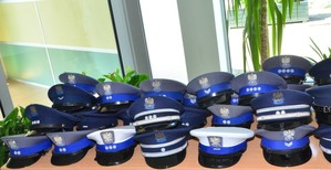 Powiatowe obchody Święta Policji w Kościerzynie – awanse, wyróżnienia i hołd poległym.