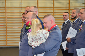 Powiatowe obchody Święta Policji w Kościerzynie – awanse, wyróżnienia i hołd poległym.