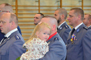 Powiatowe obchody Święta Policji w Kościerzynie – awanse, wyróżnienia i hołd poległym.