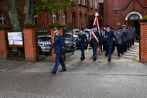 Powiatowe obchody Święta Policji w Kościerzynie – awanse, wyróżnienia i hołd poległym.