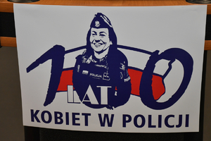 Powiatowe obchody Święta Policji w Kościerzynie – awanse, wyróżnienia i hołd poległym.