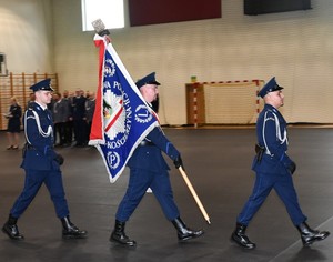 Powiatowe obchody Święta Policji w Kościerzynie – awanse, wyróżnienia i hołd poległym.
