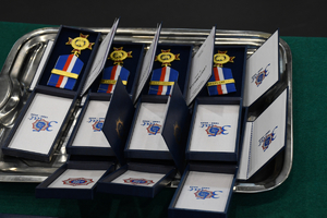 Powiatowe obchody Święta Policji w Kościerzynie – awanse, wyróżnienia i hołd poległym.