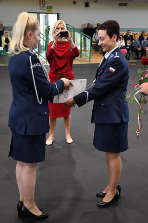 Powiatowe obchody Święta Policji w Kościerzynie – awanse, wyróżnienia i hołd poległym.