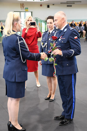 Powiatowe obchody Święta Policji w Kościerzynie – awanse, wyróżnienia i hołd poległym.