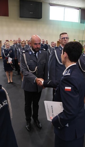 Powiatowe obchody Święta Policji w Kościerzynie – awanse, wyróżnienia i hołd poległym.