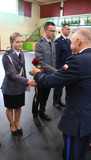 Powiatowe obchody Święta Policji w Kościerzynie – awanse, wyróżnienia i hołd poległym.