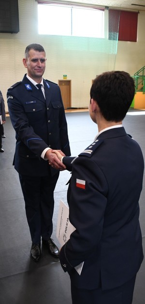 Powiatowe obchody Święta Policji w Kościerzynie – awanse, wyróżnienia i hołd poległym.