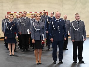 Powiatowe obchody Święta Policji w Kościerzynie – awanse, wyróżnienia i hołd poległym.