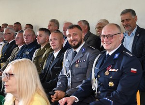 Powiatowe obchody Święta Policji w Kościerzynie – awanse, wyróżnienia i hołd poległym.