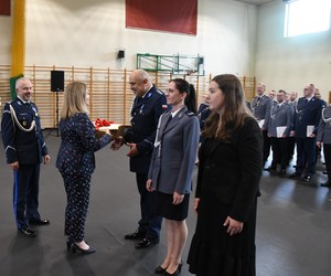 Powiatowe obchody Święta Policji w Kościerzynie – awanse, wyróżnienia i hołd poległym.