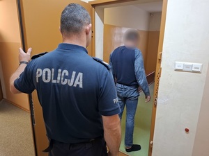 policjanci z zatrzymanym