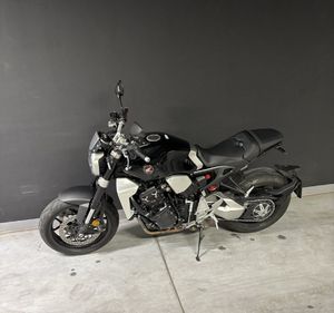 policjanci z zatrzymanym i zabezpieczony motocykl