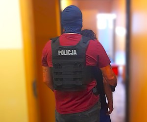 policjanci z zatrzymanym i zabezpieczona broń