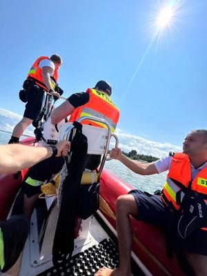 policjanci dbali o bezpieczeństwo na wodach