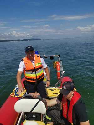 policjanci dbali o bezpieczeństwo na wodach