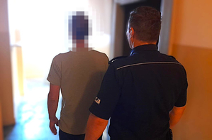 zatrzymany prowadzony przez policjanta